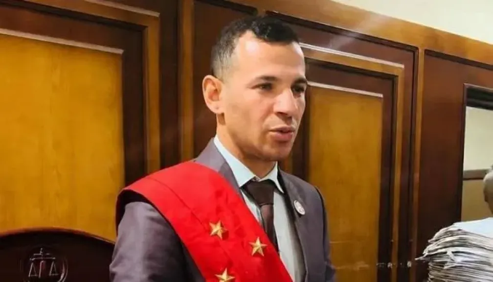 مد أجل الحُكم على القاضي المُزيف و 4 آخرين لانتحاله صفة والنصب على المواطنين
