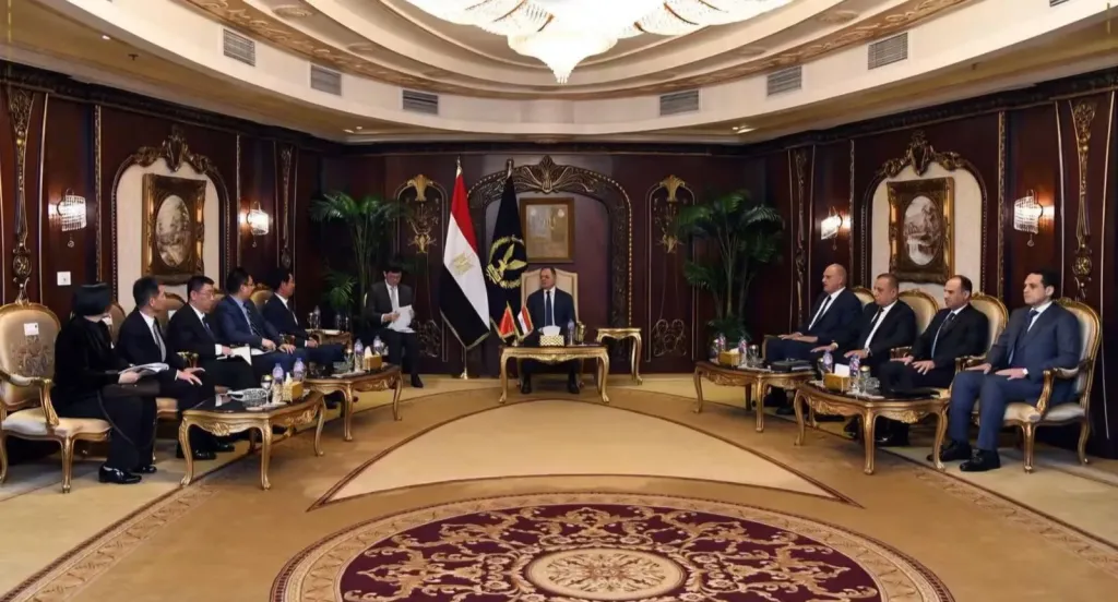 وزير الداخلية يبحث مع نائب وزير الأمن الصيني تعزيز التعاون الأمني