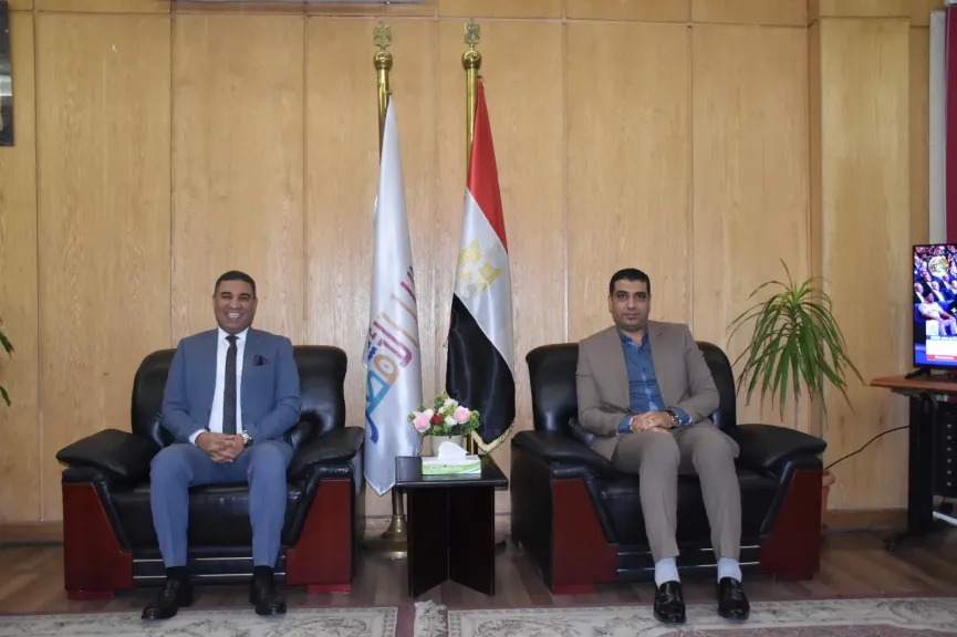 نائب محافظ الأقصر يبحث تفعيل وحدة التحول الرقمي وتنمية المهارات