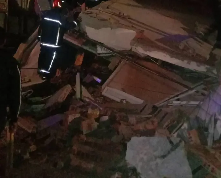 انهيار عقار مأهول شرق الإسكندرية.. والحماية المدنية تبحث عن مفقودين تحت الأنقاض.