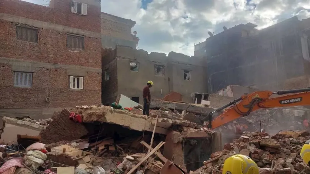 انهيار عقار من 5 طوابق بالإسكندرية ومصرع شخصين والبحث عن 3 أطفال
