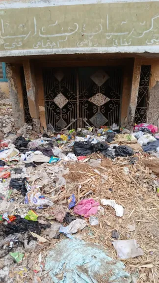 بالصور| تلال القمامة والحشائش تلتهم مركز شباب ”ميت إشنا”.. 4 عائلات ولجان وهمية تحرم 20 ألف مواطن من الخدمات