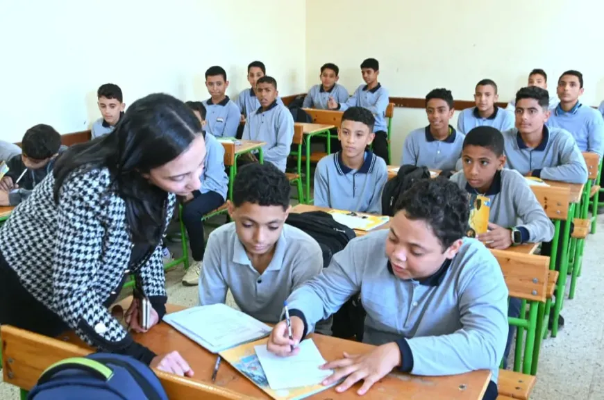 محافظ البحيرة تتفقد مدرسة منشأة دمسنا ومركز تنمية الأسرة بأبوحمص