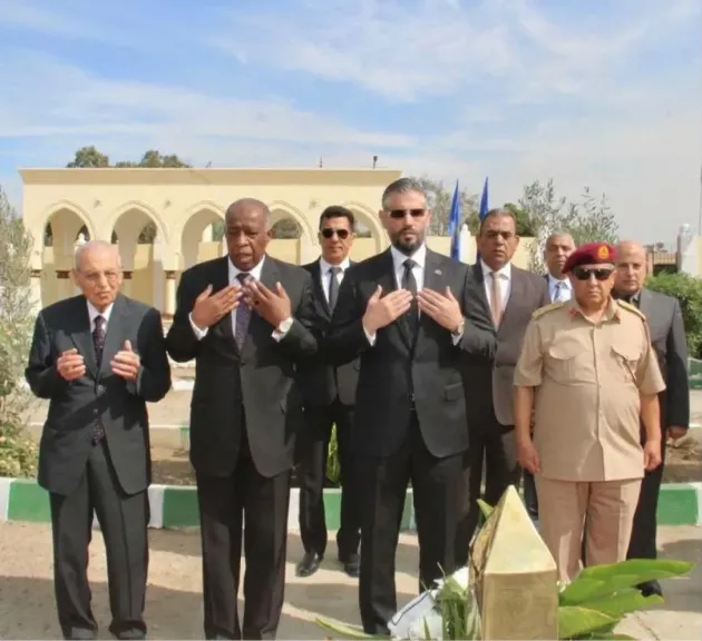 السفير عبدالمطلب ثابت يزور مقابر الشهداء العرب بالقاهرة ويستحضر تضحيات 16 شهيدًا ليبيًا