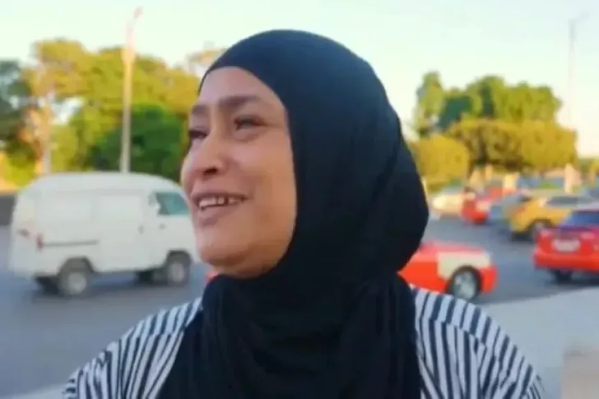 «بنات زي القمر مفيش عرسان».. سيدة تخطف الأنظار بطلب طريف أمام الرئيس السيسي