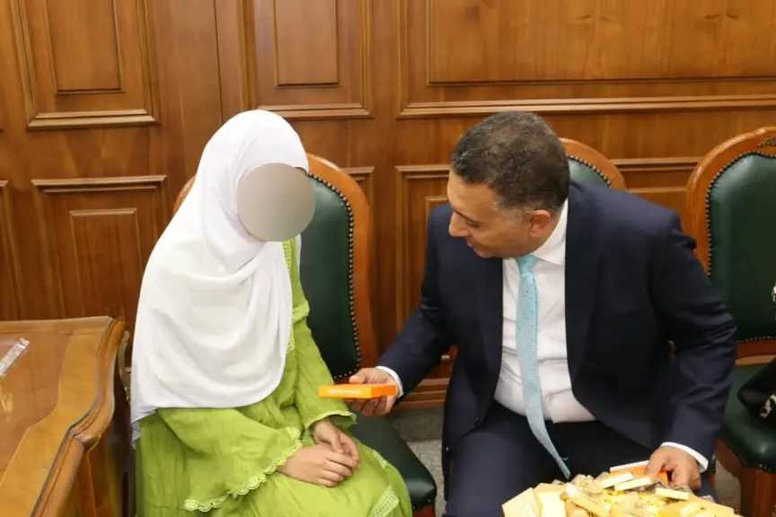 محافظ القليوبية يستجيب لأم ويسلم جهازَي تسجيل لنجليها فاقدَي البصر