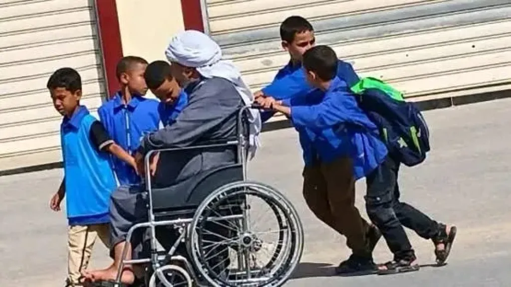 لقطة عفوية لـ5 أطفال مع مسن تشعل السوشيال ميديا