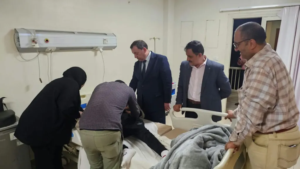 مدير تعليم بني سويف يزور الطالب إيهاب أشرف ويطمئن على حالته الصحية