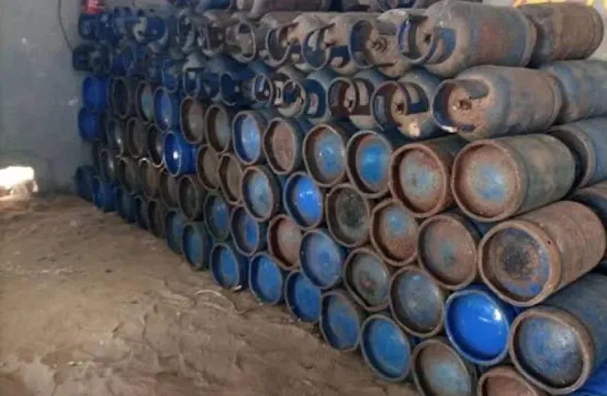 ضبط مصنع غير مرخص بشبرا الخيمة بداخله 1150 أسطوانة غاز مجهولة المصدر