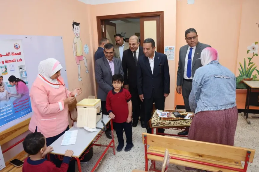 محافظ المنوفية يتابع تطعيمات الحصبة ويخصص 100 ألف جنيه لمدرسة