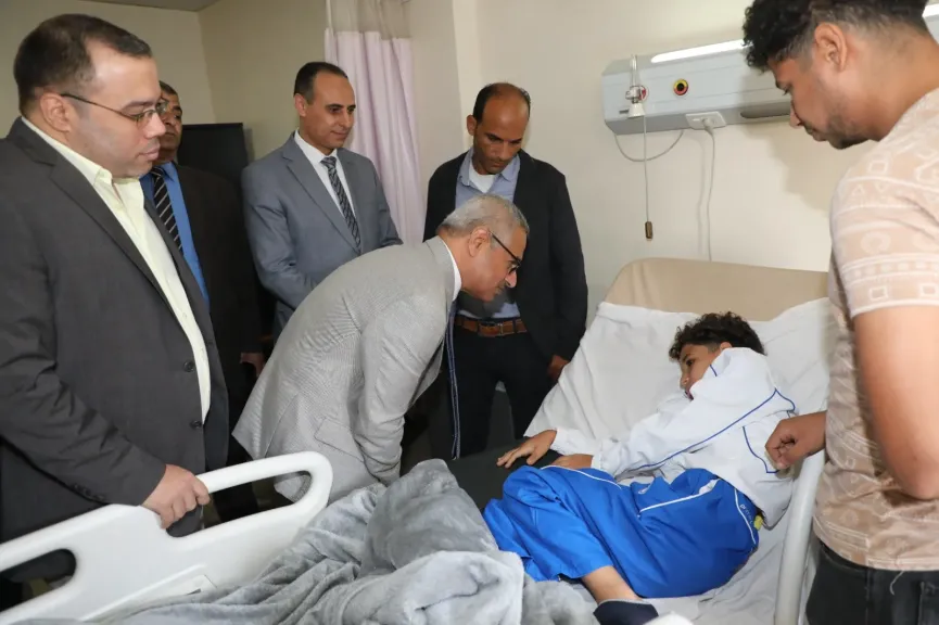 سقوط قطعة بناء على رأس تلميذ ببني سويف.. والمحافظ يزوره بالمستشفى