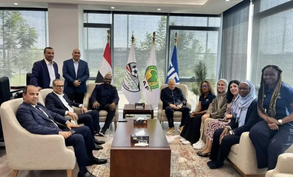 هاني أبو ريدة يستقبل وفدًا من فيفا لبحث مشروعات التطوير والانتقالات الدولية