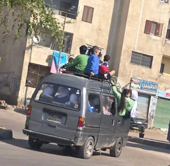 فيديو نقل طلاب بطريقة خطرة يثير القلق.. والأمن يفحص الواقعة
