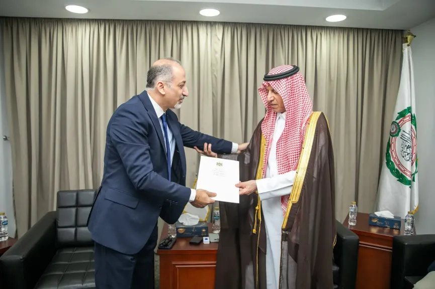 خلال استقباله مندوب  فلسطين.. رئيس البرلمان العربي يتسلم رسالة تهنئة من محمود عباس