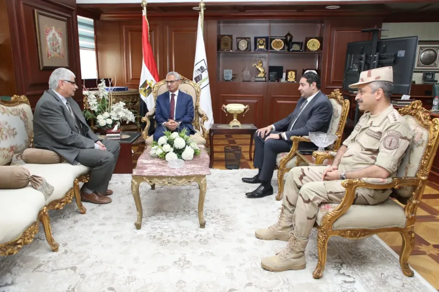 محافظ بني سويف يبحث تعزيز التعاون مع مجمع مصانع الرخام والجرانيت