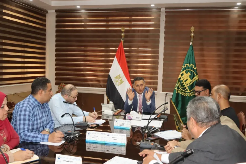 محافظ القليوبية يضع أزمة الصرف بمدرسة بالرملة على طاولة الحلول الهندسية