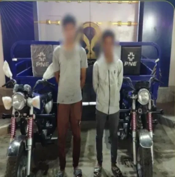 بلا تراخيص أو لوحات معدنية.. ضبط سائقي تروسيكل تسببا في تلفيات بسيارة بمسطرد
