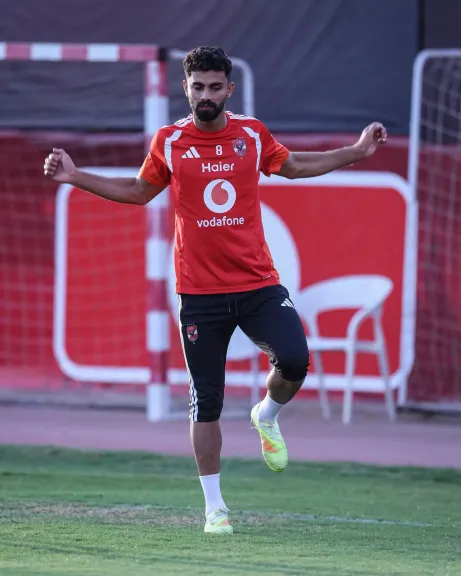 أحمد رضا يشارك في مران الأهلي الجماعي بعد أزمته مع عموتة
