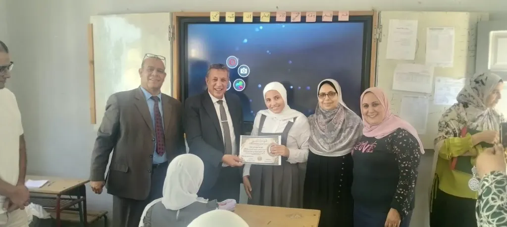 «تعليم البحيرة» تتابع انتظام الدراسة بأبو حمص ويكرم طلاب البرمجة