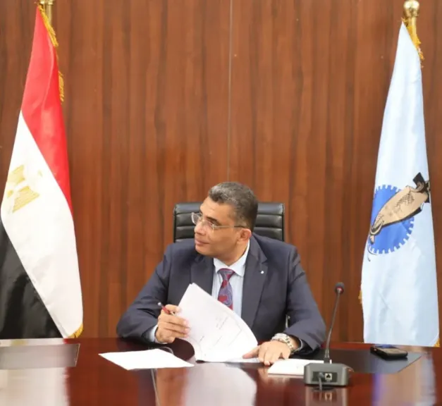 محافظ البحر الأحمر يستعرض مطالب المواطنين في اللقاء الدوري.. معاينة للإنارة ولجنة هندسية لفحص مشكلات منطقة الروضة