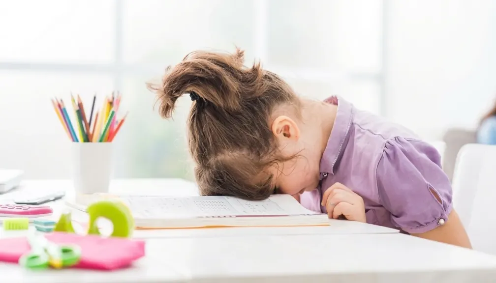 بين الدراسة والبحث عن وقت فراغ.. هل انتقل الاحتراق النفسي إلى أطفالنا؟