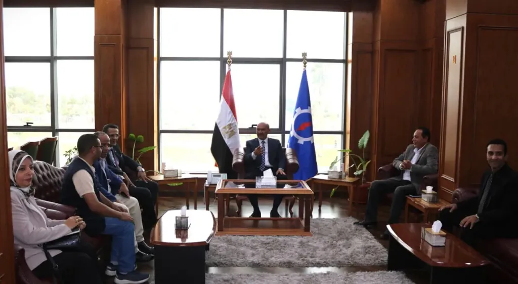 محافظ السويس يستقبل نقيب الصحفيين والسكرتير العام للنقابة ويتبادل معهما الدروع بمناسبة العيد القومي الـ53