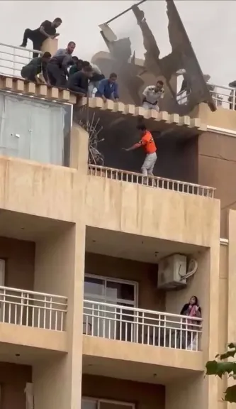 «سوبر مان».. عامل توصيل يخاطر بحياته لإنقاذ أم وأطفالها من حريق في مدينتي