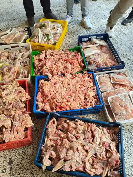 ضبط طن دواجن وأجزاء غير صالحة للاستهلاك الآدمي بالعبور