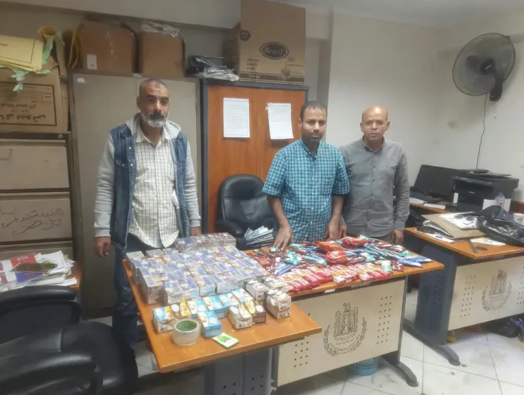 ضبط 318 عبوة مواد غذائية منتهية الصلاحية داخل محل تجاري بالإسكندرية