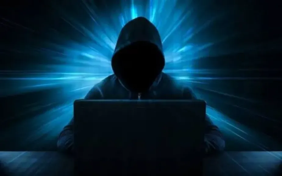 بعد واقعة شاشة محور 26 يوليو.. خبير أمن سيبراني يكشف كيف يمكن اختراق شاشات الإعلانات وطرق حمايتها