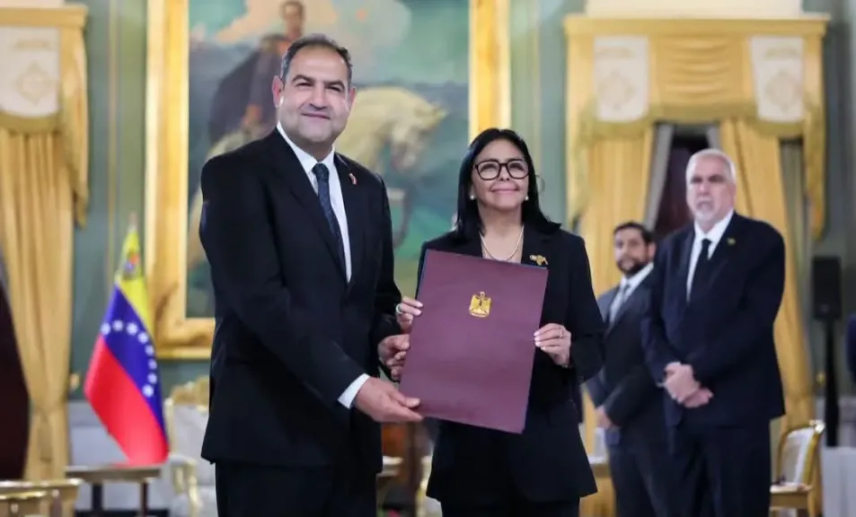 السفير هيثم حسني يقدم أوراق اعتماده لرئيسة فنزويلا