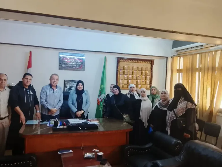 النائب أسامة شرشر يناقش مع الأستاذة عواطف طاحون مشكلة متضرري عمارتي الغوانم بسرس الليان