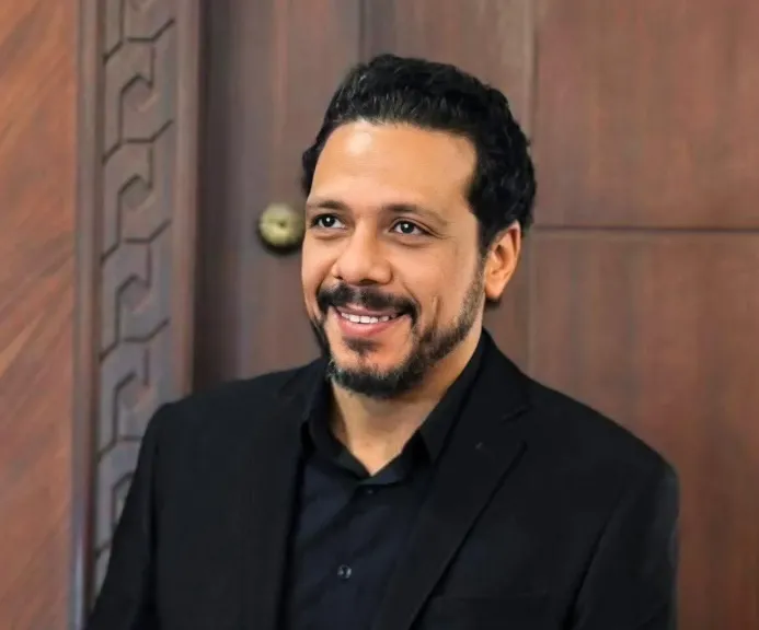 حمزة العيلي يشيد بكاملة أبو ذكري بعد تعاونهما في مسلسل مصطفى محمود