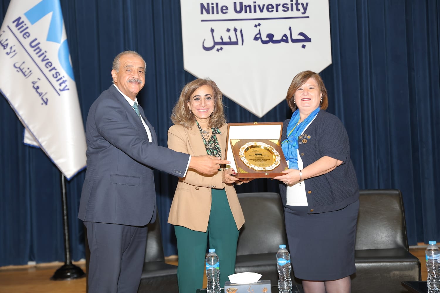 الدكتورة نيفين عبد الخالق تكرم الدكتورة هدى دحروج مستشار وزير الاتصالات للتنمية المجتمعية الرقمية 