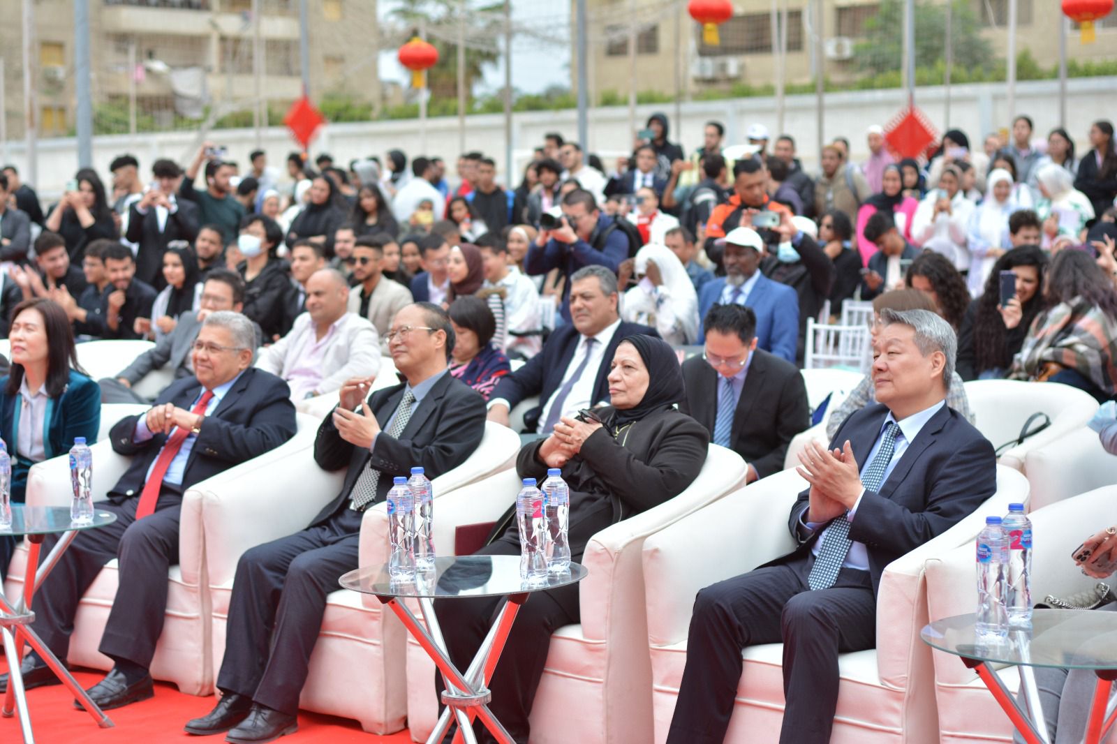 د. كريمة عبد الكريم رئيس مجلس أمناء الجامعة الصينية مع الوزير المفوض لسفارة الصين بالقاهرة والدكتور أشرف الشيحي رئيس الجامعة
