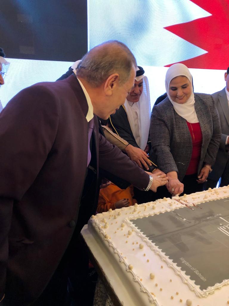 شرشر يقطع تورتة الاحتفال مع سفير البحرين والدكتورة نيفين القباج