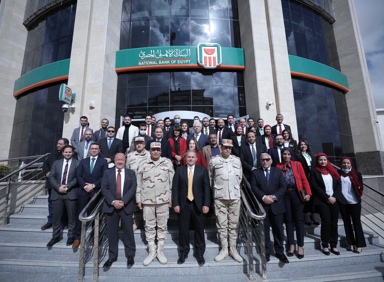 السيد اللواء /ايهاب الفار   رئيس الهيئة الهندسية للقوات المسلحة مع قيادات البنك اثناء افتتاح الفرع