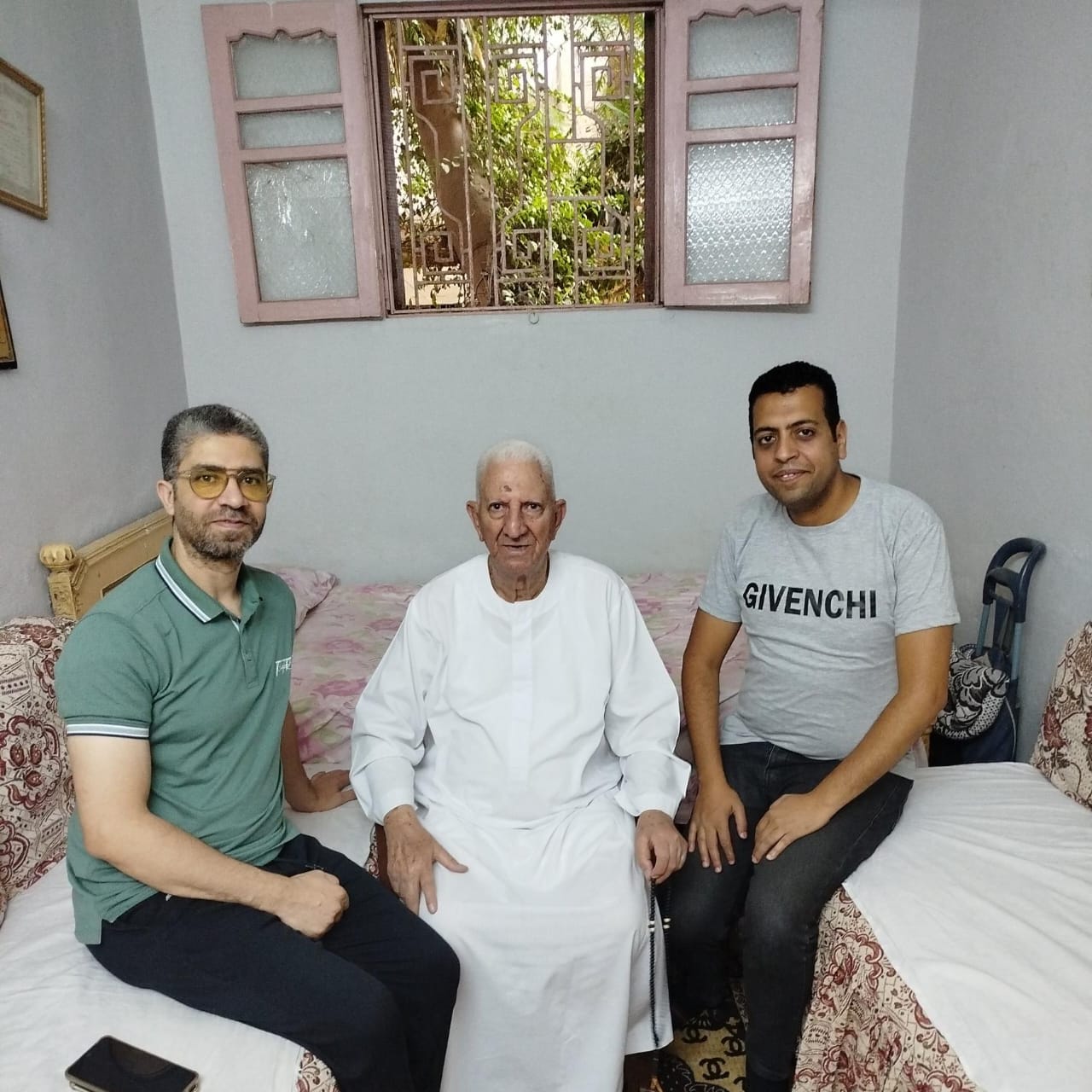 مراسل النهار ببني سويف مع بطل حرب أكتوبر المقاتل سلام محمد دياب ونجله أحمد داخل منزله