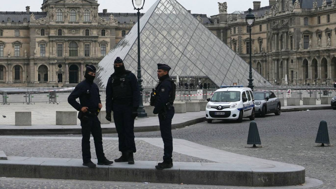 سرقة متحف اللوفر