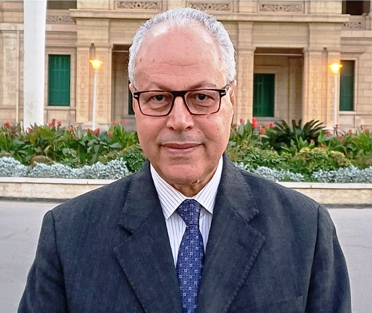 الدكتور صلاح إسماعيل 