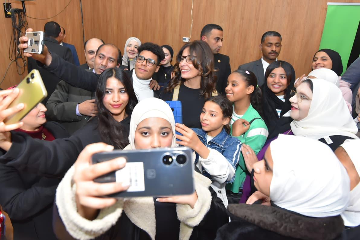 الدكتورة جيهان زكي وزيرة الثقافة