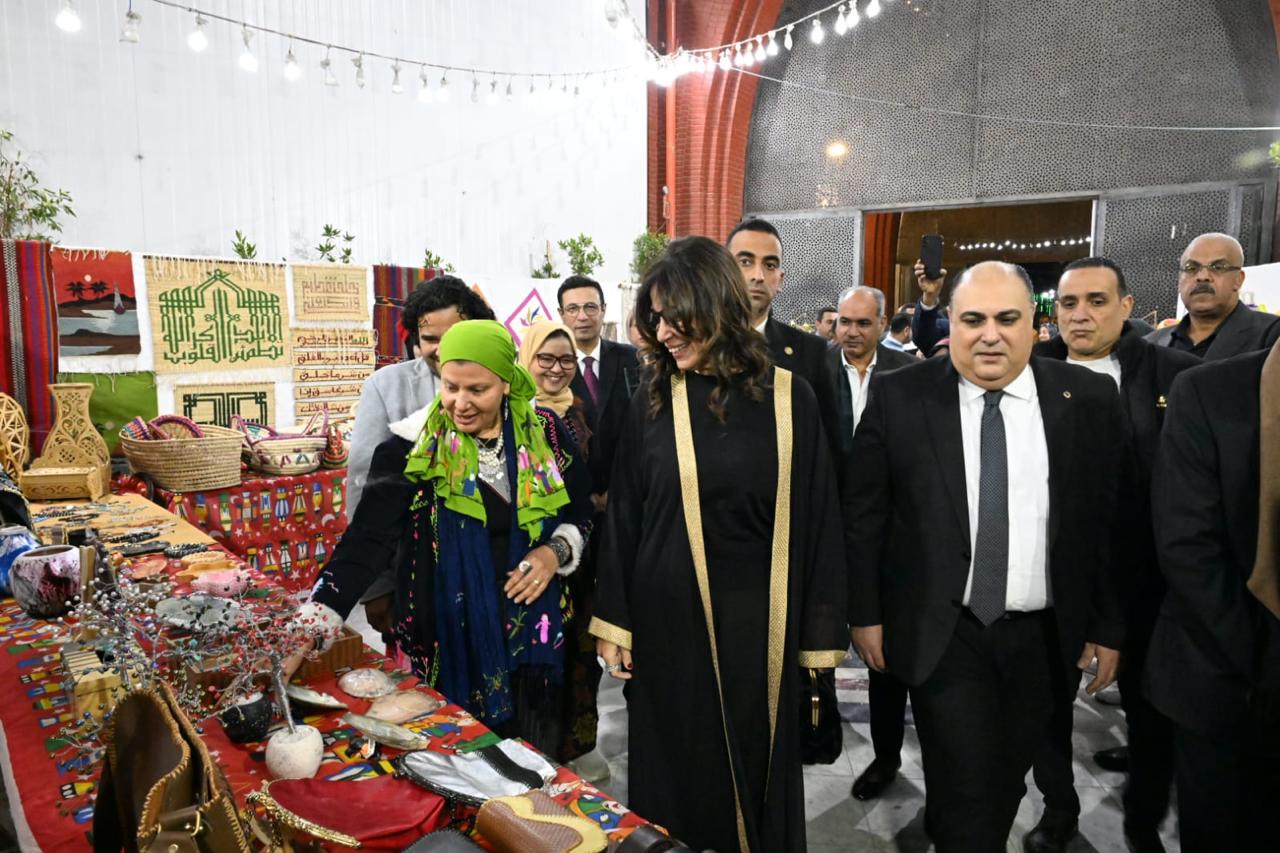 الدكتورة جيهان زكي وزيرة الثقافة