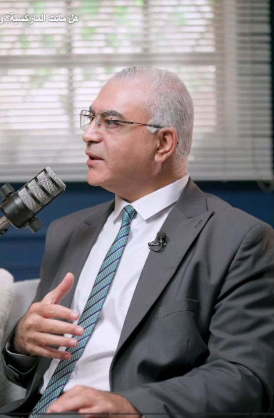الدكتور أشرف منصور الأستاذ ورئيس قسم الفلسفة بكلية الآداب – جامعة الإسكندرية